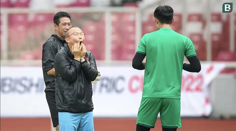 HLV Park Hang-seo đùa giỡn với học trò trong buổi tập. ẢNH: BOLA