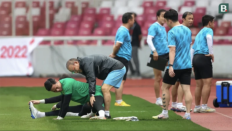 Ông Park đã hủy buổi tập đầu tiên trên đất Indonesia vì các cầu thủ mệt mỏi sau chuyến bay dài. ẢNH: BOLA