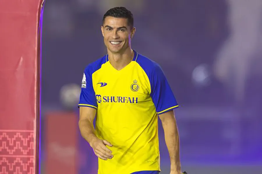 Ronaldo ra mắt các fan Al-Nassr. ẢNH: GETTY