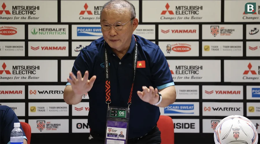 HLV Park Hang-seo của Việt Nam trong buổi họp báo sau trận đấu với Indonesia. ẢNH: BOLA HLV Park Hang-seo của Việt Nam trong buổi họp báo sau trận đấu với Indonesia. ẢNH: BOLA