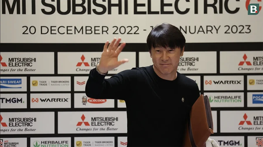 HLV Shin Tae-yong trong buổi họp báo sau trận bán kết lượt đi AFF Cup 2022 giữa Indonesia và Việt Nam. ẢNH: BOLA HLV Shin Tae-yong trong buổi họp báo sau trận bán kết lượt đi AFF Cup 2022 giữa Indonesia và Việt Nam. ẢNH: BOLA