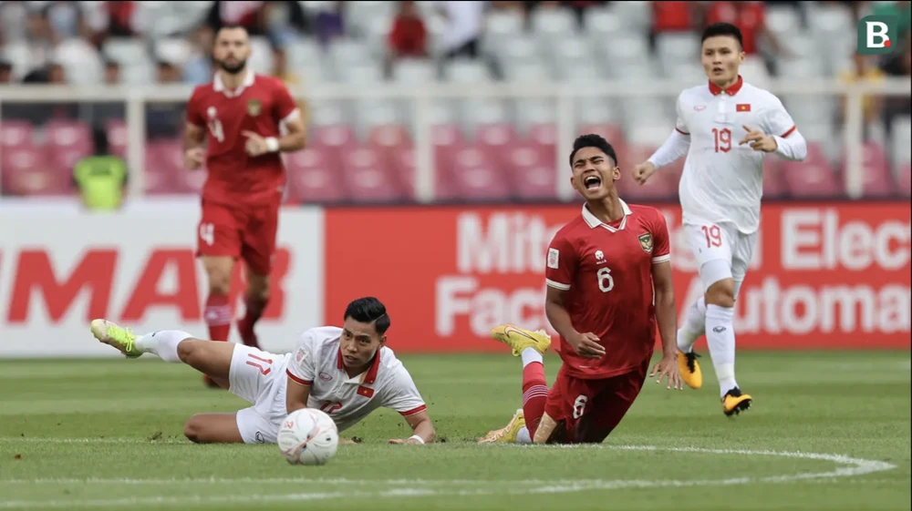 Ngay đầu trận, Văn Thanh đã nhận thẻ vàng sau pha phạm lỗi với Marcelino Ferdinan. ẢNH: BOLA