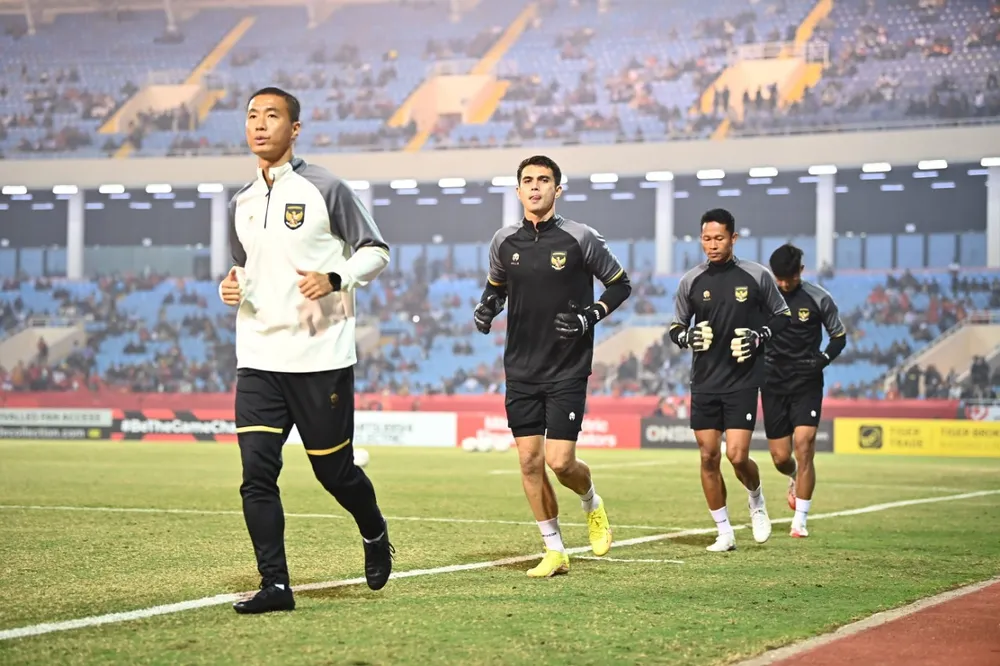Các cầu thủ indonesia khởi động. ẢNH: HẢI THỊNH