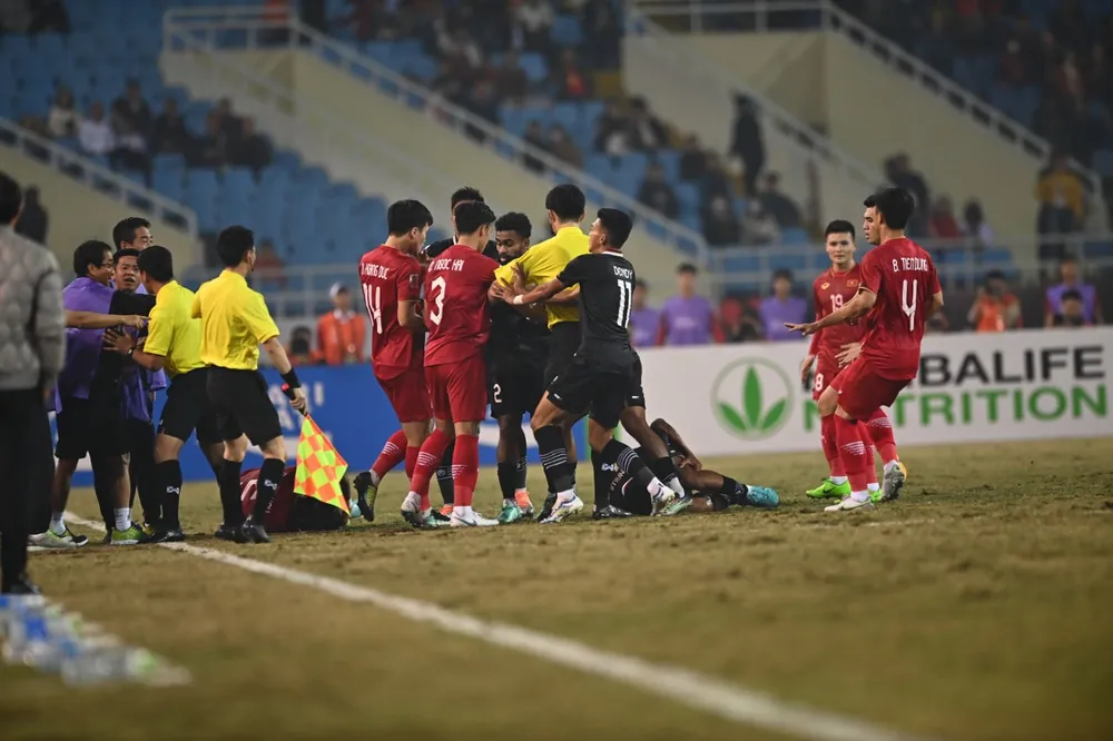 Hai đội lao vào nhau tranh cãi. ẢNH: HẢI THỊNH
