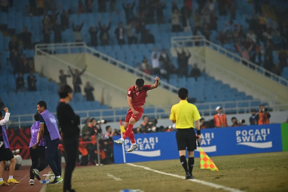 Các cầu thủ Việt Nam ăn mừng bàn thắng mở tỉ số. ẢNH: HẢI THỊNH