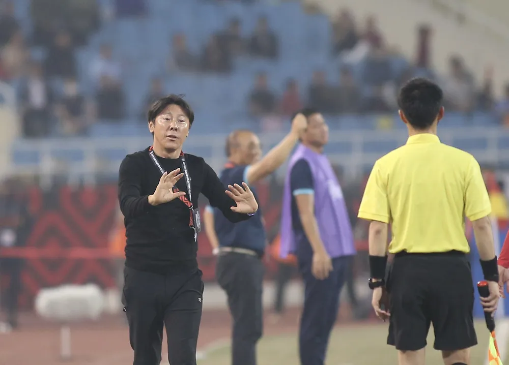 Shin Tae-yong phàn nàn với trợ lý trọng tài trong trận bán kết lượt về AFF Cup 2022 giữa Việt Nam và Indonesia. ẢNH: ANH THỎA Shin Tae-yong phàn nàn với trợ lý trọng tài trong trận bán kết lượt về AFF Cup 2022 giữa Việt Nam và Indonesia. ẢNH: ANH THỎA