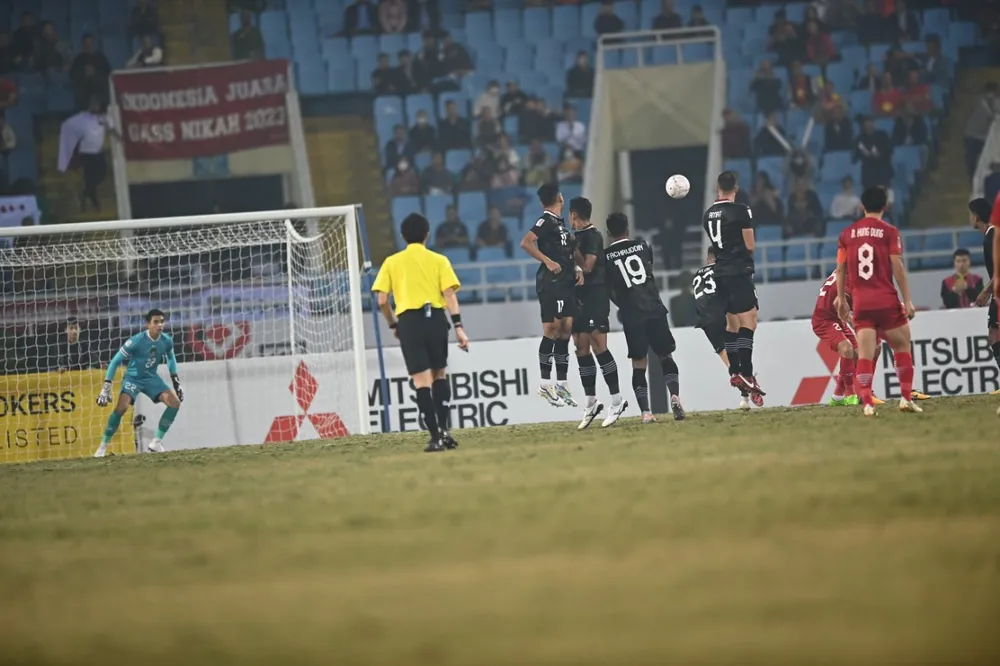 Văn Hậu sút phạt ra ngoài trong gang tấc. ẢNH: HẢI THỊNH