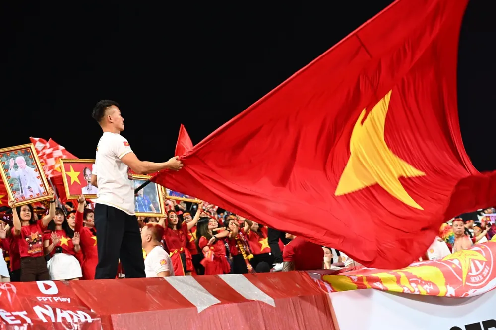 Các CĐV sôi động bên trong sân Mỹ Đình. ẢNH: HẢI THỊNH