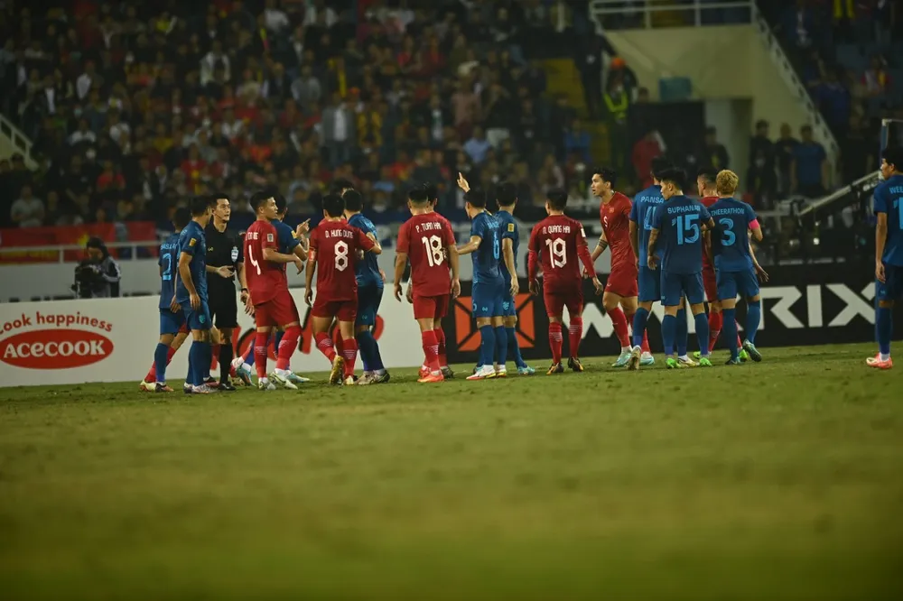 Ngọc Hải và Theerathon va chạm với nhau nhưng chỉ Ngọc Hải bị thẻ vàng. ẢNH: HẢI THỊNH