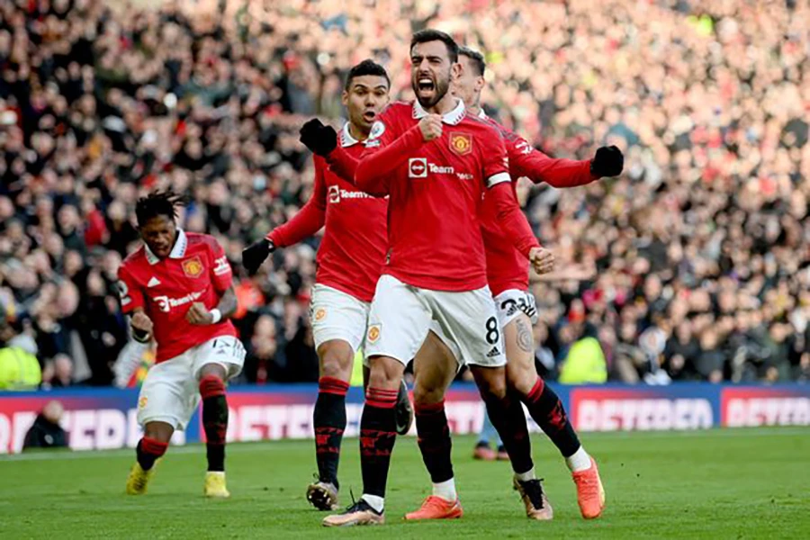 Bruno Fernandes và các cầu thủ MU ăn mừng bàn thắng. ẢNH: GETTY