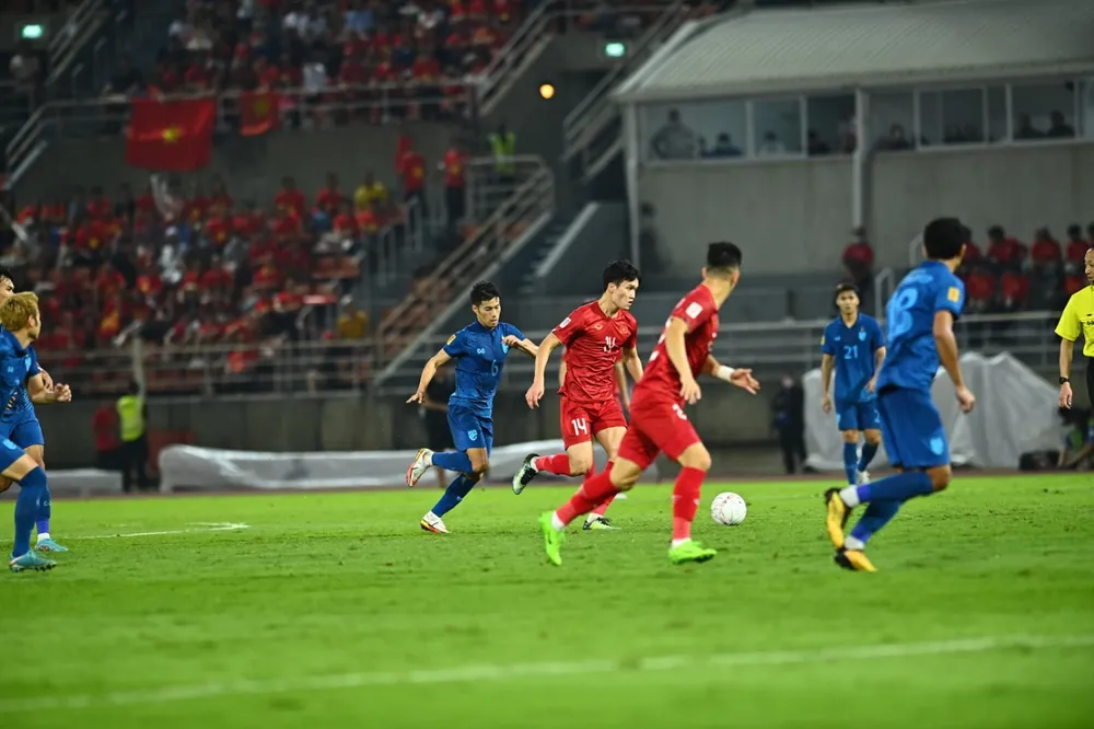 Hoàng Đức tung cú sút xa rất nguy hiểm. ẢNH: HẢI THỊNH