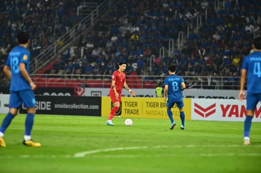 Việt Nam vẫn chơi rất bế tắc trước Thái Lan. ẢNH: HẢI THỊNH