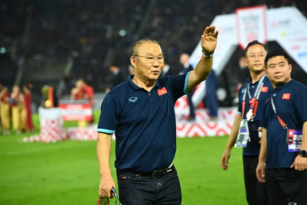 HLV Park Hang-seo chào tạm biệt bóng đá Việt Nam. ẢNH: HẢI THỊNH