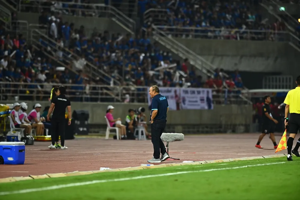 HLV Park Hang-seo chia tay bóng đá Việt Nam mà không thể hưởng niềm vui chiến thắng trong trận cuối cùng. ẢNH: HẢI THỊNH