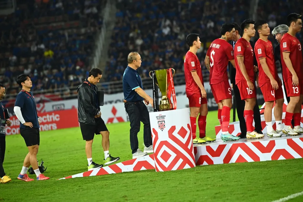 HLV Park Hang-seo và các cầu thủ nhận HCB. ẢNH: HẢI THỊNH