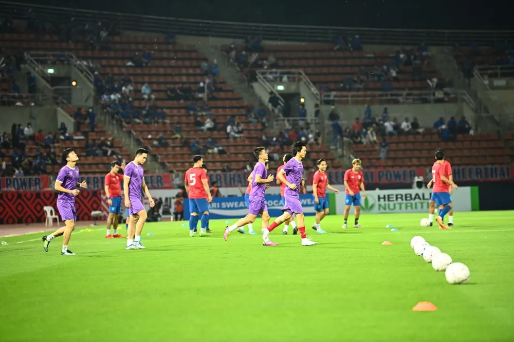 Các cầu thủ Việt Nam đã vào sân khởi động. ẢNH: HẢI THỊNH