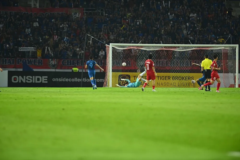 Theerathon ghi bàn mở tỉ số 1-0 cho Thái Lan. ẢNH: HẢI THỊNH