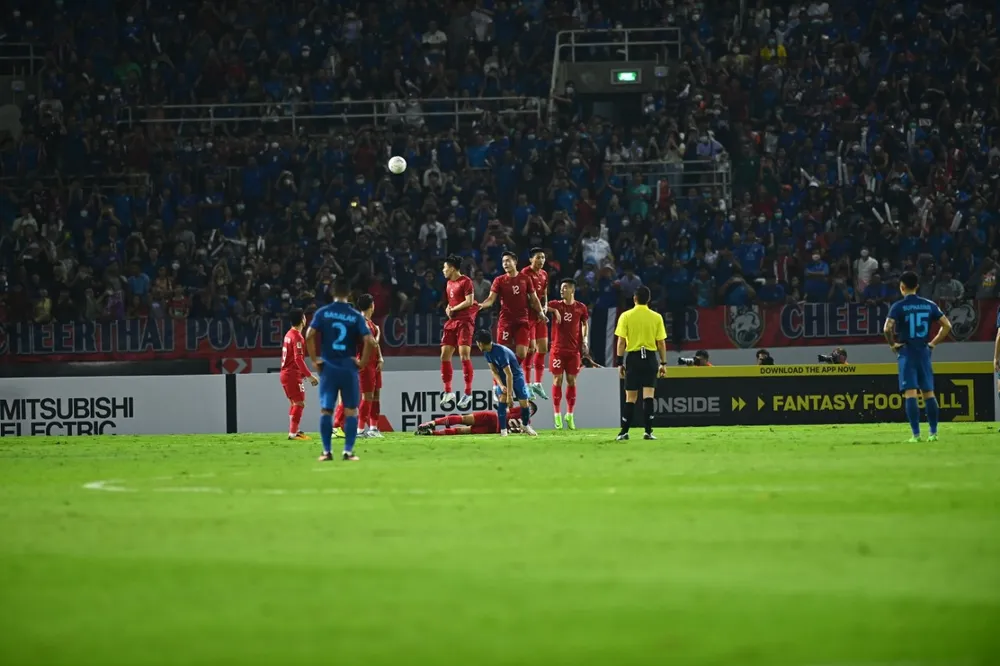 Theerathon tung cú sút phạt trực tiếp đưa bóng đi vọt xà ngang. ẢNH: HẢI THỊNH