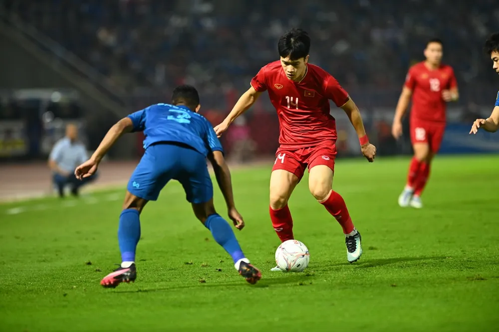 Hoàng Đức tạo ra cơ hội đầu tiên cho Việt Nam nhưng không thành công. ẢNH: HẢI THỊNH