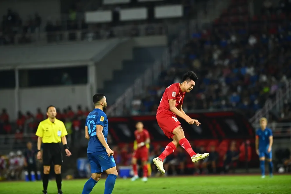 Thành Chung đánh đầu từ khoảng cách quá xa. ẢNH: HẢI THỊNH