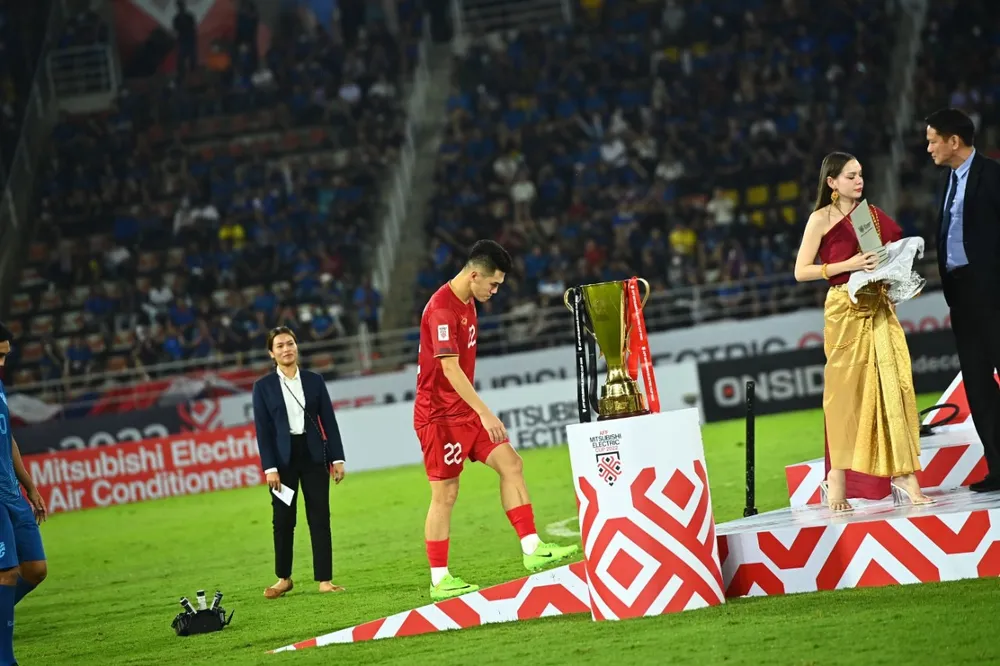 Tiến Linh đi qua chiếc cúp vô địch AFF Cup. ẢNH: HẢI THỊNH