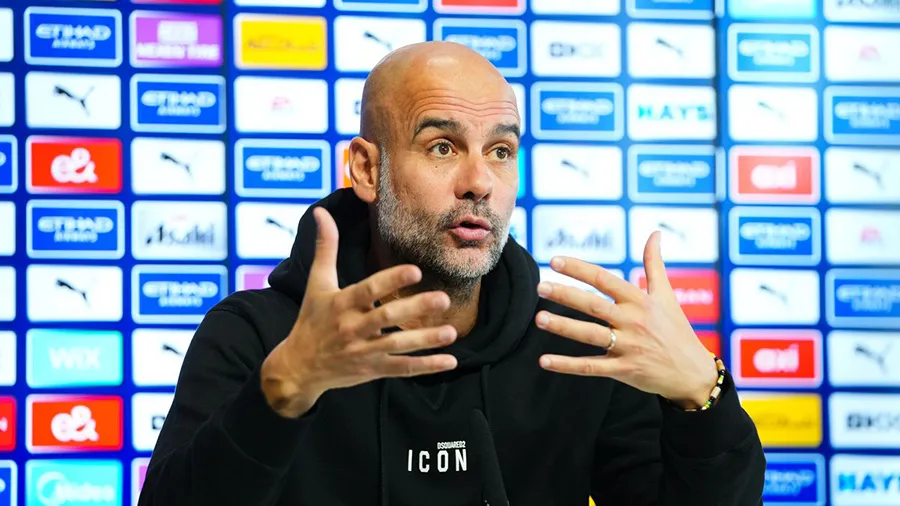 Pep Guardiola thích thú trải nghiệm cảm giác Man City là đội rượt đuổi. ẢNH: MIRROR