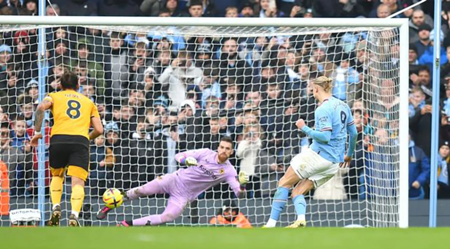 Erling Haaland ghi bàn thứ hai trên chấm 11m. ẢNH: GETTY