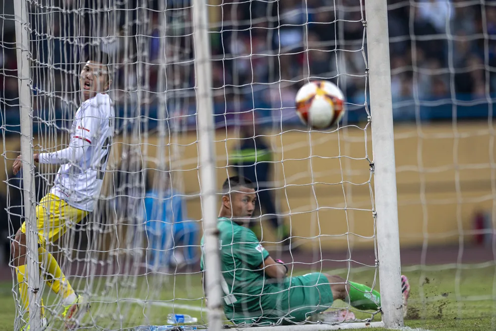 Thủ môn Đình Triệu phải 2 lần vào lưới nhặt bóng. ẢNH: HẢI THỊNH Thủ môn Đình Triệu phải 2 lần vào lưới nhặt bóng. ẢNH: HẢI THỊNH