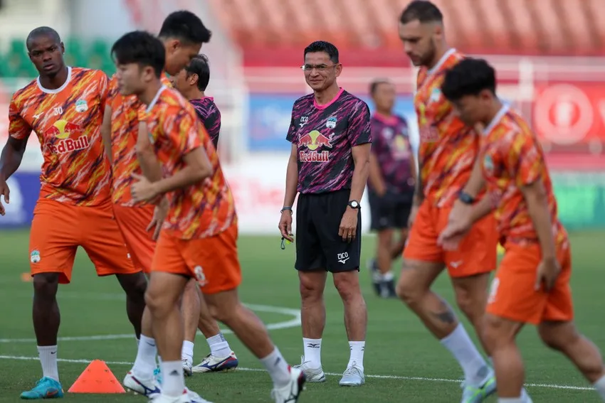 HLV Kiatisak và các học trò ở HA Gia Lai có thể không đá V-League 2023. Ảnh: ANH PHƯƠNG.