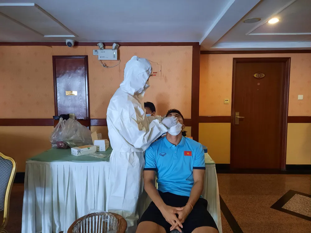 BS Dương Tiến Cần tình nguyện ở lại Campuchia chăm sóc cho các cầu thủ dương tính với COVID-19. ẢNH: HỒNG PHƯƠNG BS Dương Tiến Cần tình nguyện ở lại Campuchia chăm sóc cho các cầu thủ dương tính với COVID-19. ẢNH: HỒNG PHƯƠNG