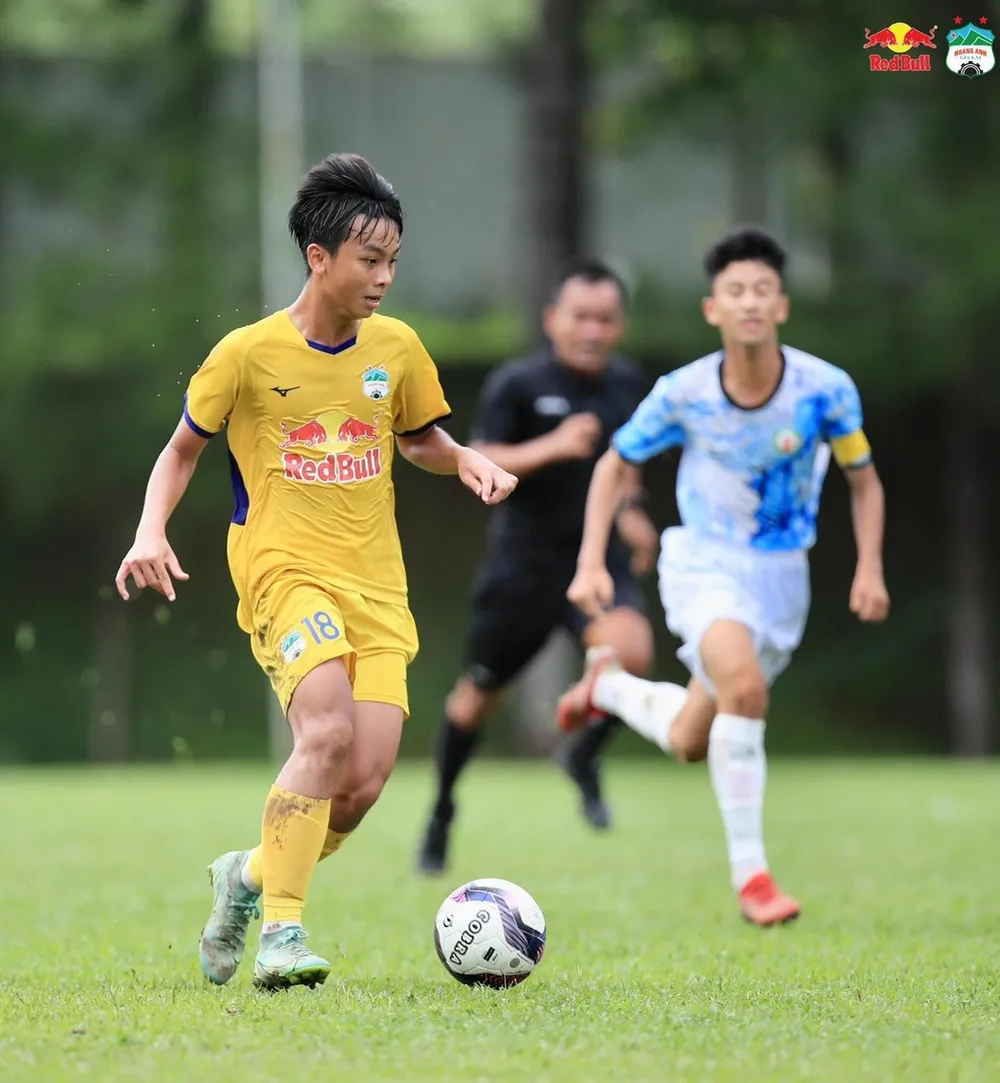 Bảo Đức sút bóng ra ngoài để bác sĩ cấp cứu đồng nghiệp. ẢNH: HỒNG PHƯƠNG Bảo Đức sút bóng ra ngoài để bác sĩ cấp cứu đồng nghiệp. ẢNH: HỒNG PHƯƠNG