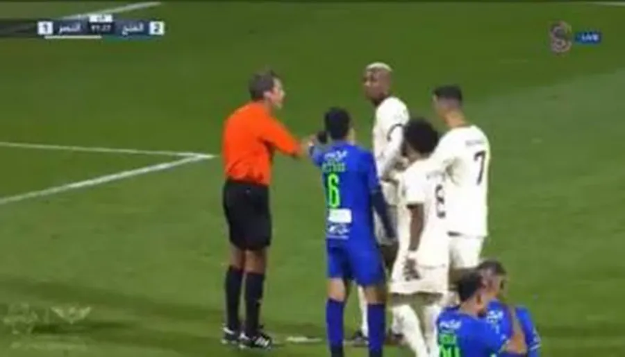 Ronaldo lấy bóng từ tay Talisca để thực hiện quả penalty. ẢNH: MIRROR Ronaldo lấy bóng từ tay Talisca để thực hiện quả penalty. ẢNH: MIRROR