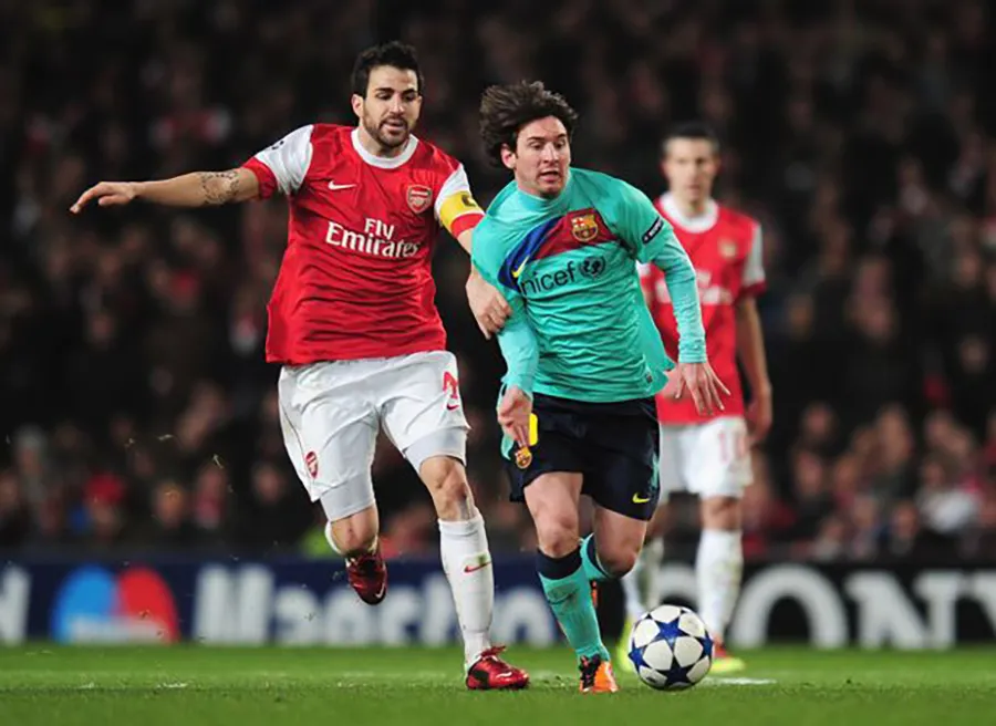 Messi đối đầu với đồng đội cũ Fabregas trong trận Barcelona đụng độ Arsenal. ẢNH: GETTY