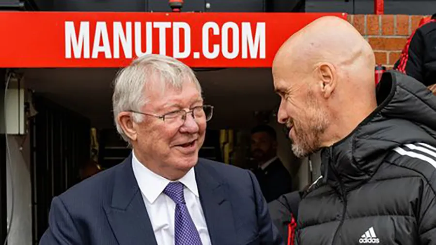 Sir Alex Ferguson ở thời điểm hiện tại đang trò chuyện với HLV Erik ten Hag của Man Utd tại sân Old Trafford. ẢNH: GETTY