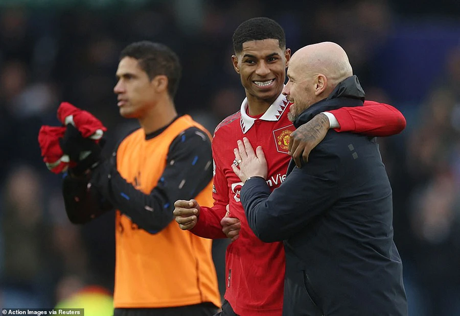 Rashford liên tục "nổ súng" khiến ông thầy Ten Hag sung sướng. ẢNH: REUTERS