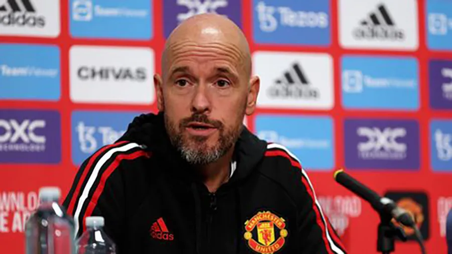 Ten Hag đã động viên Maguire. ẢNH: MIRROR