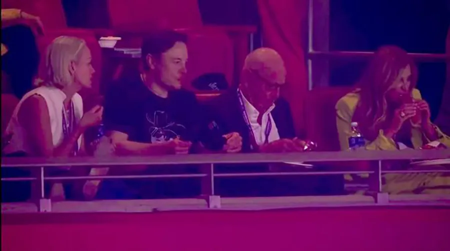 Elon Musk và Rupert Murdoch tại giải Super Bowl ở Arizona. ẢNH: MIRROR Elon Musk và Rupert Murdoch tại giải Super Bowl ở Arizona. ẢNH: MIRROR