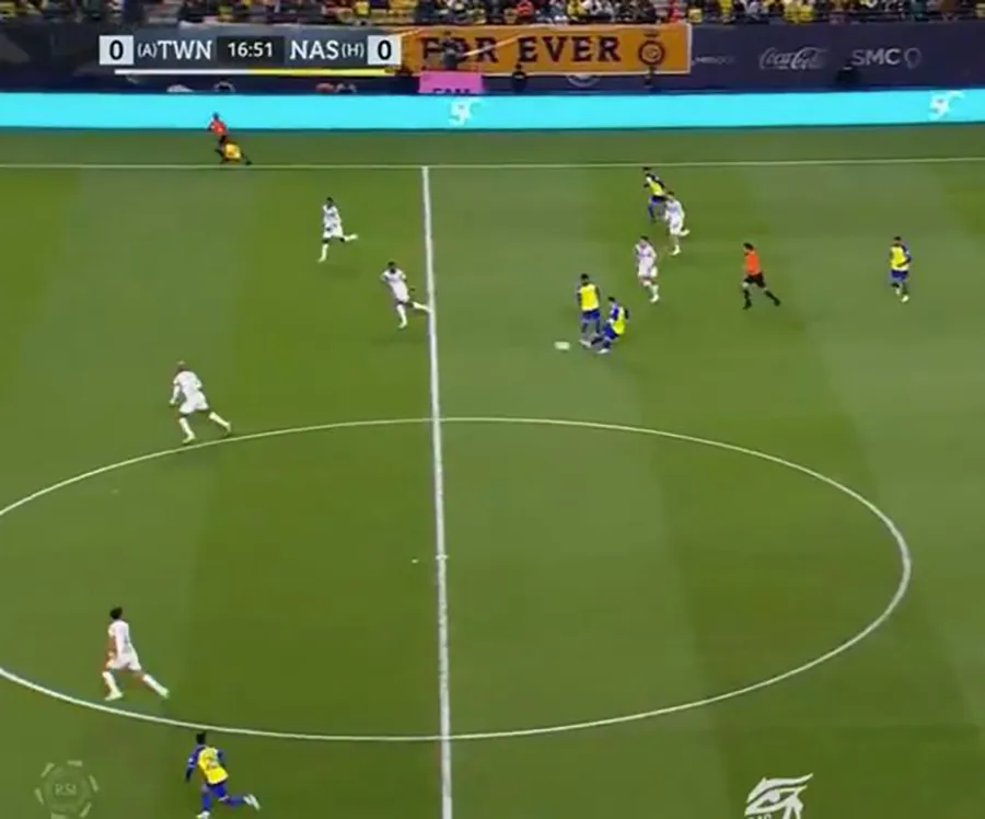 Đường chuyền một chạm xé toang hàng phòng ngự đối phương cho đồng đội thoát xuống ghi bàn của Ronaldo. ẢNH: TWITTER