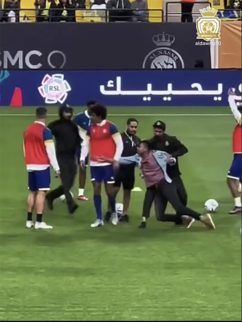 Người đàn ông chạy vào sân lao thẳng vào Ronaldo. ẢNH: TWITTER Người đàn ông chạy vào sân lao thẳng vào Ronaldo. ẢNH: TWITTER