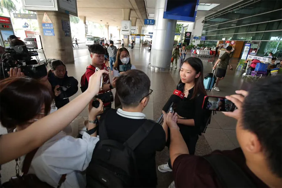 Huỳnh Như về đến sân bay Tân Sơn Nhất và trả lời báo chí. Ảnh: ANH PHƯƠNG
