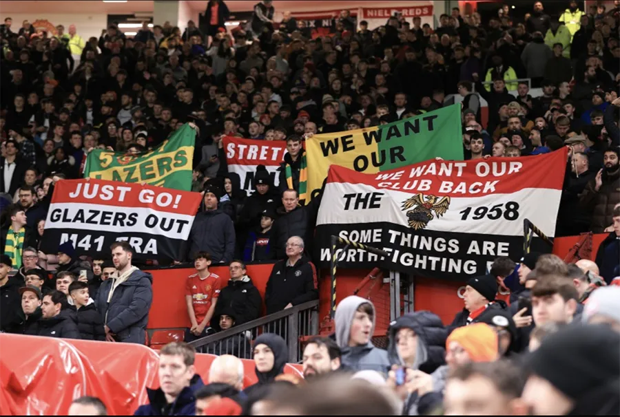 Người hâm mộ MU liên tục biểu tình kêu gọi nhà Glazer out trong những năm gần đây. ẢNH: GETTY, AFP Người hâm mộ MU liên tục biểu tình kêu gọi nhà Glazer out trong những năm gần đây. ẢNH: GETTY, AFP