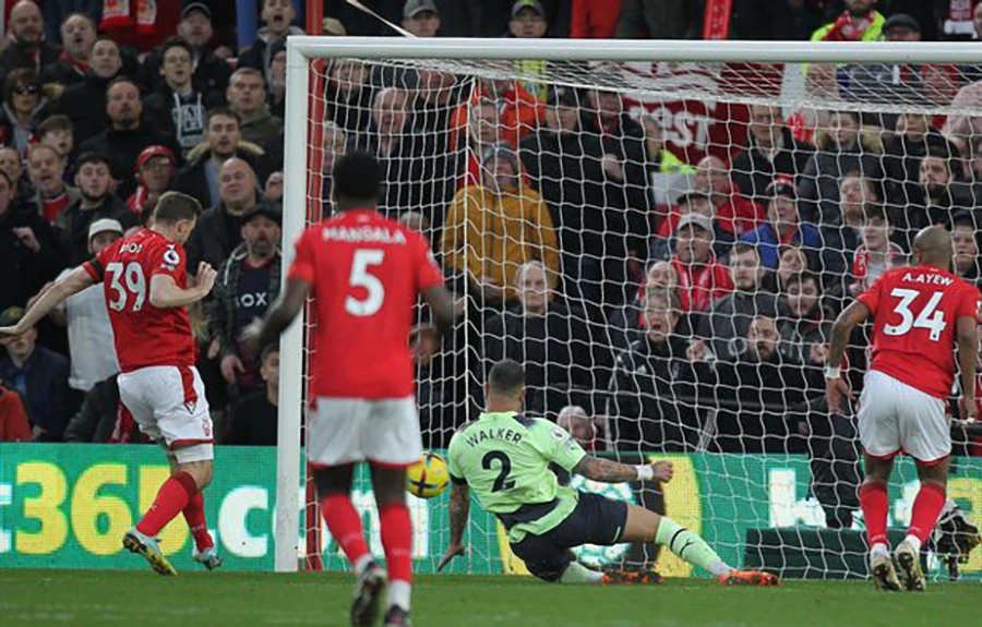 Wood ghi bàn khiến Man City chết lặng. ẢNH: GETTY