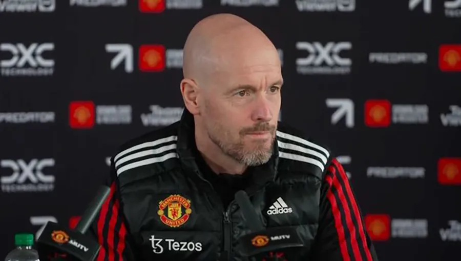 Ten Hag cho rằng, trọng tài phải can thiệp để Newcastle không thể chơi bóng theo cách của mình. ẢNH: MIRROR