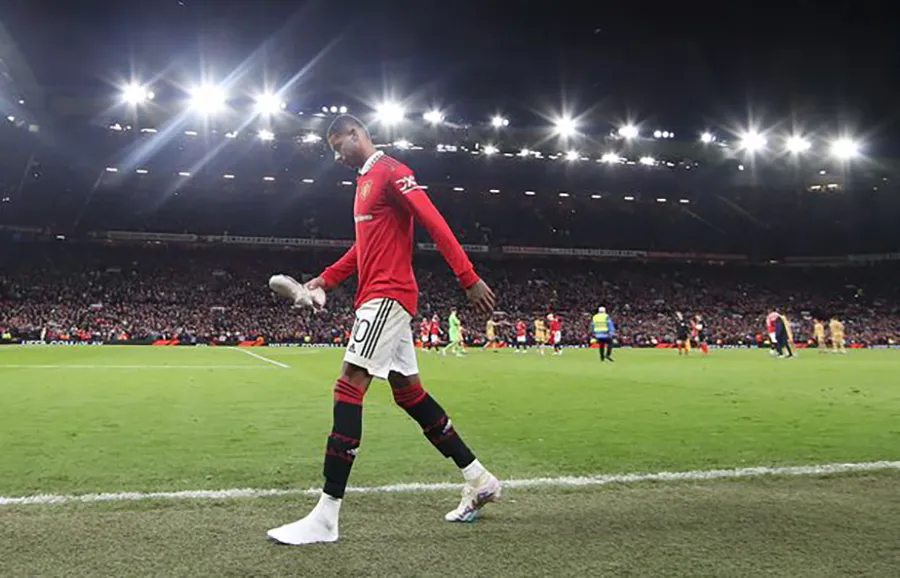 Rashford tháo giày tập tễnh rời sân Old Trafford. ẢNH: GETTY Rashford tháo giày tập tễnh rời sân Old Trafford. ẢNH: GETTY