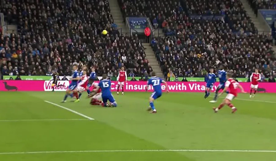 Tình huống Saka ngã trong vòng cấm nhưng Arsenal không được hưởng penalty. ẢNH: SKY SPORTS Tình huống Saka ngã trong vòng cấm nhưng Arsenal không được hưởng penalty. ẢNH: SKY SPORTS