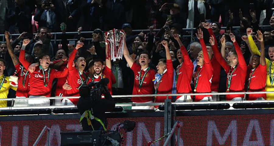 Bruno Fernandes và Harry Maguire cùng nhau nâng cúp Carabao. ẢNH: GETTY