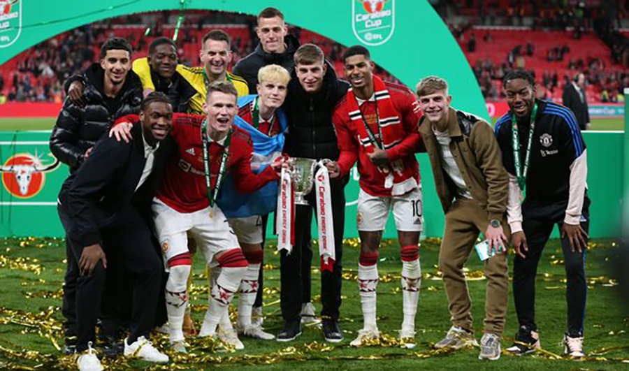 Một vài cầu thủ không có tên trong danh sách thi đấu của MU cũng xuống sân ăn mừng. ẢNH: GETTY