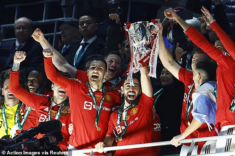 Các cầu thủ MU nâng cao chức vô địch League Cup. ẢNH: REUTERS