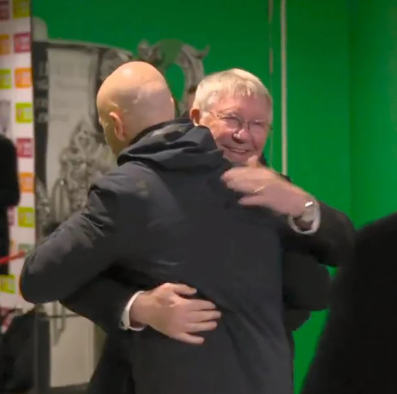 Sir Alex Ferguson ôm chúc mừng Erik ten Hag trong đường hầm sân Wembley. ẢNH: SKY SPORTS