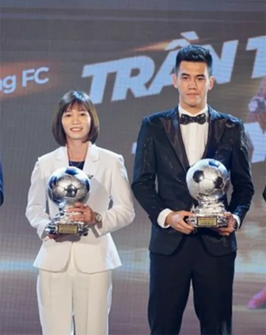 Thùy Trang và Tiến Linh đoạt Quả bóng bạc 2022. Ảnh: ANH PHƯƠNG Thùy Trang và Tiến Linh đoạt Quả bóng bạc 2022. Ảnh: ANH PHƯƠNG